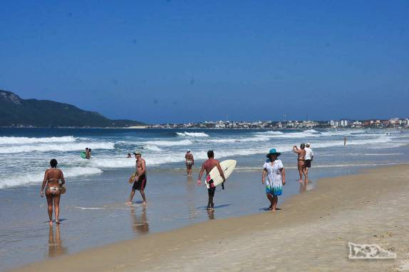 Dia lindo na praia dos Ingleses, no norte de Florianópolis, Santa Catarina